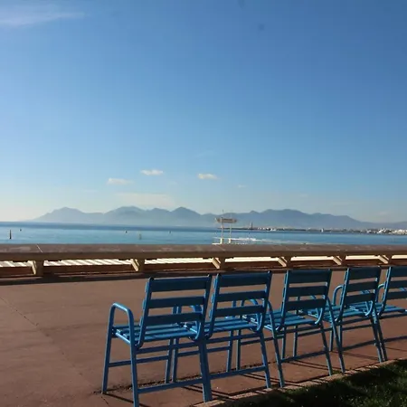 Large Just 6 Minutes Away From The Palais And The Croisette Apartament